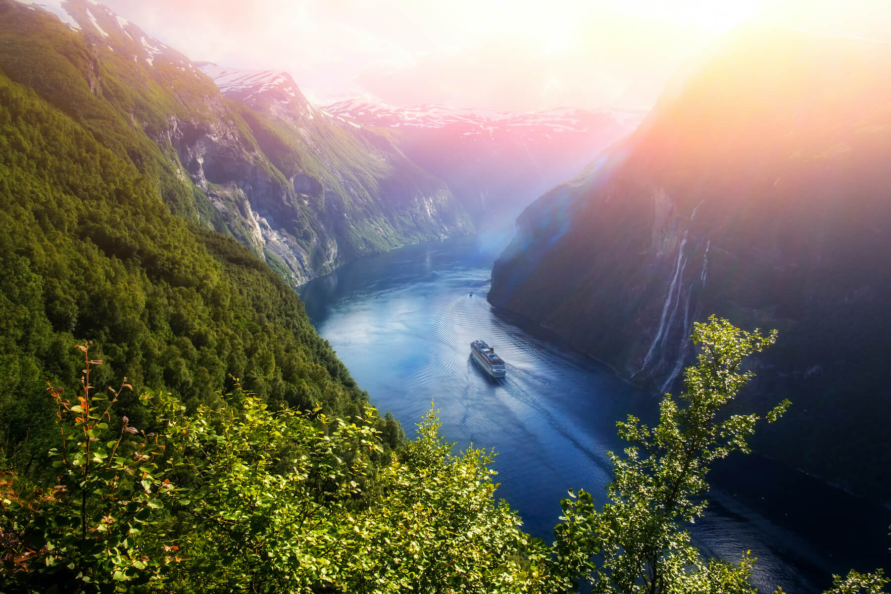 Crucero en un fiordo Noruego