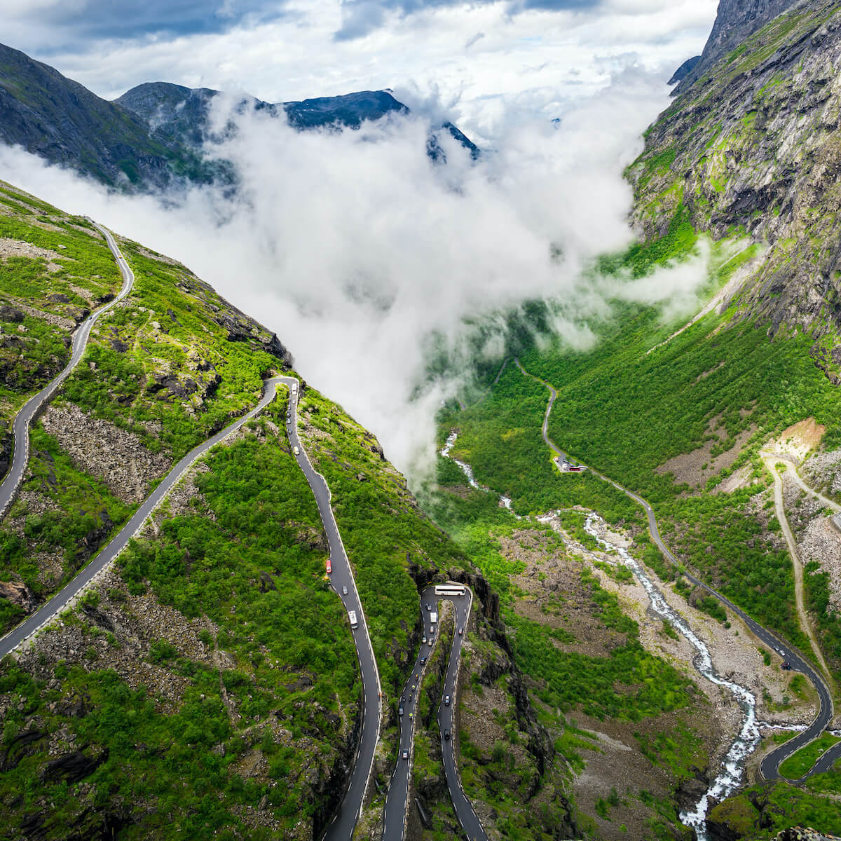 coches de alquiler circulando por la carretera trollstigen en Noruega